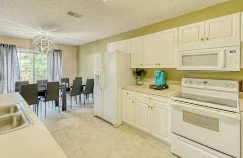 Huntcliff House | Spacious 6-Bedroom Southern Comfort Home for Graduations and Family Situations