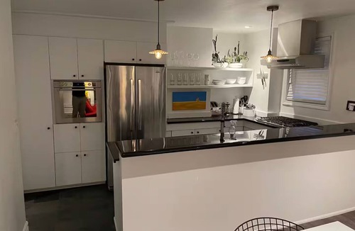 Cabbagetown South Apartment | Spacious and Modern Garden Suite Studio - Cabbagetown