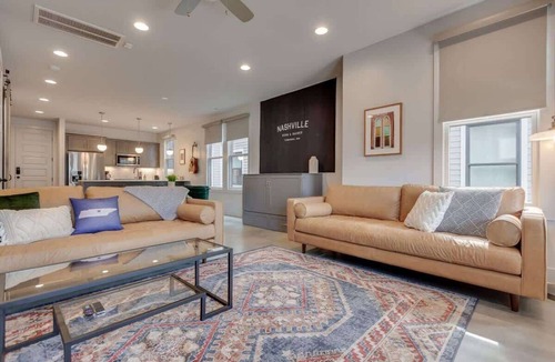 Greenwood House | Spacious And Walkable East Nash Designer Twin Homes, Sleep 20 With Smart TVs, Workspaces And Fast WiFi, 2 Garages And Full Kitchens, Walk to Mas Tacos, 10 Min To Broadway, 24 Hr Hospitality