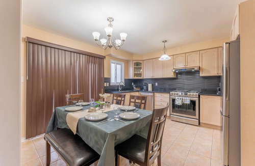 Mount Pleasant House | Spacious & Cozy 3BR,2.5WR Family Retreat in Brampton