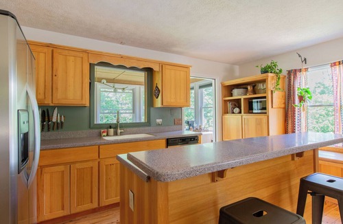 Hillsville House | Spacious Creekside Cabin w/Views of Private Waterfalls,Hot Tub, Shuffleboard