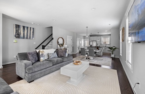 City Center House | Spacious Duplex, Near VCU, 5 Free Parking, Fenced
