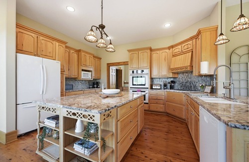 Butler House | Spacious Estate that sleeps 16 near Watauga Lake - walk to Villa Nove Vineyards!