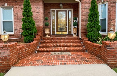 Southaven House | Spacious Home for Large Families & Special Groups. Lots of Parking & Activities.