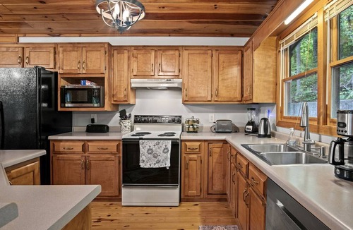 Martin Cabin | Spacious Lake Hartwell Retreat with Boat Slip and Covered Porch, Martin Georgia