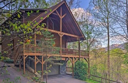 Sherwood Forest House | Spacious Maggie Valley Cabin w/Hot Tub & MTN View
