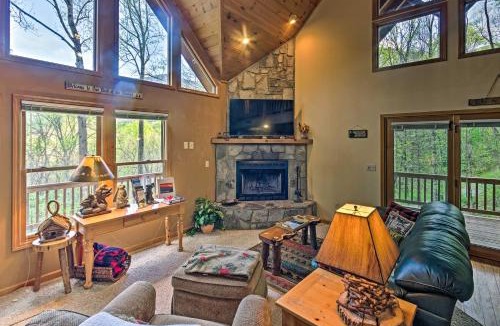 Sherwood Forest House | Spacious Maggie Valley Cabin w/Hot Tub & MTN View