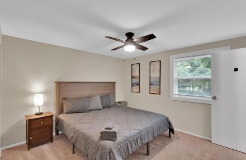 Charlotte House | Spacious Uptown 3BR - Game Room - Deck - Kingbed
