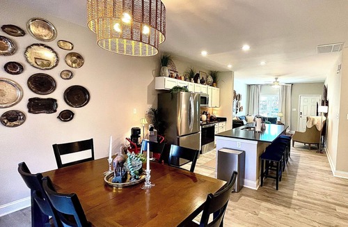 Drayton House | Sparkle City Vibes await for you to relax and enjoy!