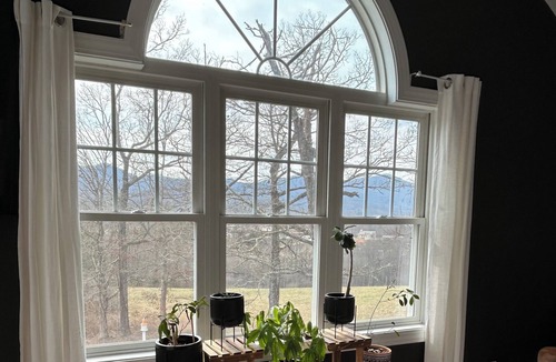 Franklin House | Spectacular long range views! 5 minutes from Franklin. Private w/paved driveway.