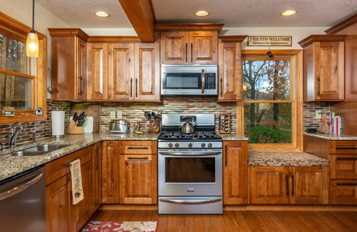 Spruce Pine Cabin | Spectacular views from clean, modern and luxurious family style home near BRP