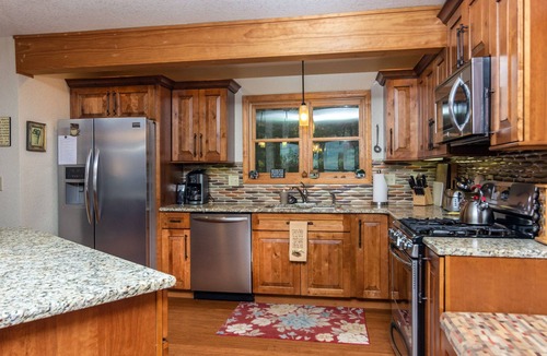 Spruce Pine Cabin | Spectacular views from clean, modern and luxurious family style home near BRP