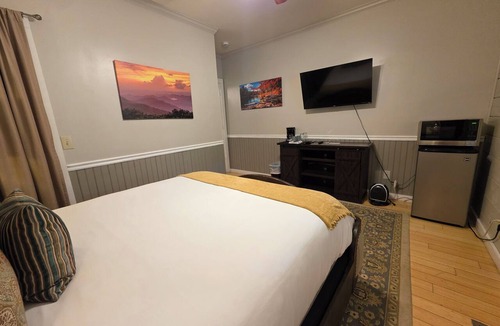 Dahlonega Hotel | Standard Guest Room (Main) - Barefoot Hills - North Georgia Mountains