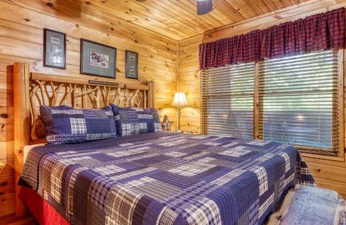 Wears Valley Ski Chalet | Starry Night Cabin just minutes from Pigeon Forge and Gatlinburg TN