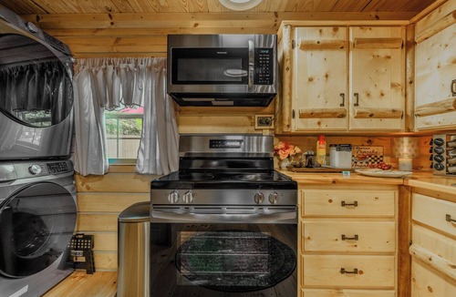Elizabethton Cabin | Starry Nights in the Smokey Mountains Hot Tub Pet Friendly