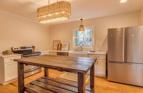 Travelers Rest House | Steps to Main St & Tandem Creperie, Downtown TR Stay