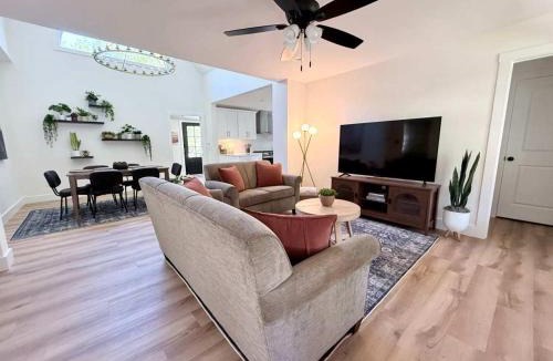 Johnson City House | Story Book Cottage Near Downtown Johnson City