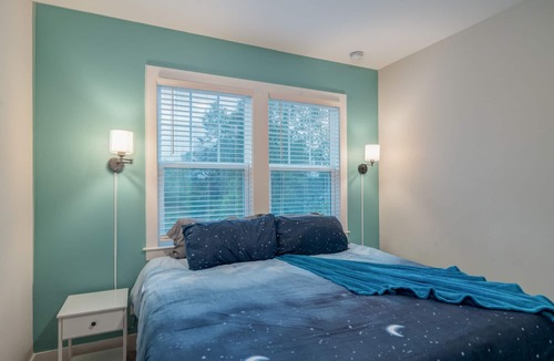 Lakewood House | Stunning 4-Story 4 BDR Home on Cumberland River w/Rooftop Deck – Walk to Dining