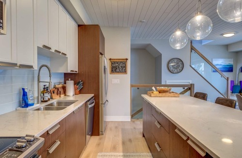 McKinley Condo | Stunning lakefront condo at McKinley beach/marina/roof-top patio/pet-friendly