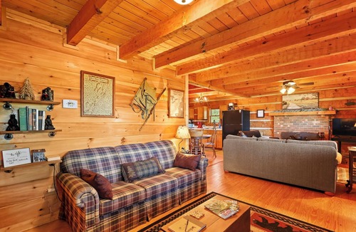 Lansing Cabin | Stunning Mountain Views! Secluded Log Cabin with Hot Tub near West Jefferson