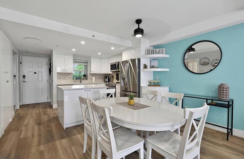 Gastown Condo | Stylish 2BR + Den & Huge Private Patio | Free Parking | Pet Friendly