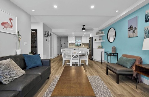 Gastown Condo | Stylish 2BR + Den & Huge Private Patio | Free Parking | Pet Friendly