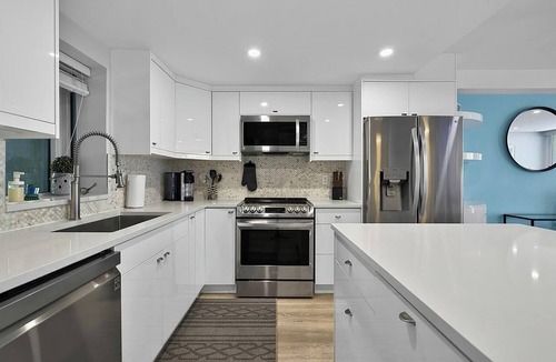 Gastown Condo | Stylish 2BR + Den & Huge Private Patio | Free Parking | Pet Friendly