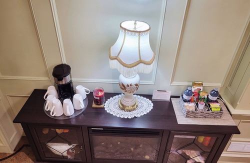 East Credit House | Stylish Private Garden Suite Near Toronto Airport