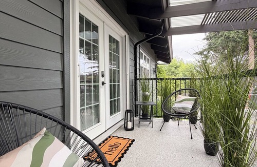 Quathiaski Cove Apartment | Stylish Quadra Island studio | Walk to ferry, cafes, pizza, and coffee shops