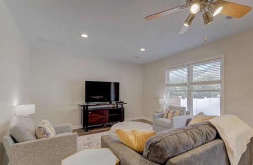 Columbia House | ✰ Stylish Renovated 1 BR ✰ Blocks from Lex Medical