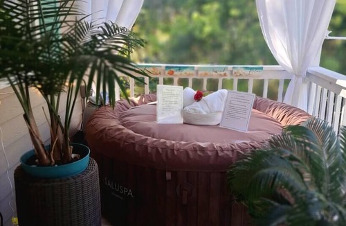 Emerald Isle Apartment | Suite Escape: King Suite Near Beach, Golf Cart, Hot Tub
