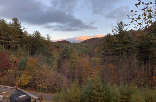 West Jefferson Cabin | SUMMER SPECIAL — Book 5 nights 6+7th FREE — LOG CABIN with Privacy+ Firepit