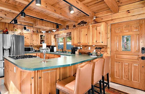 Maggie Valley Cabin | Summer special ! Log cabin with mountain View, Hot Tub, Pool Table, sleeps 10