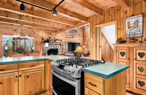 Maggie Valley Cabin | Summer special ! Log cabin with mountain View, Hot Tub, Pool Table, sleeps 10