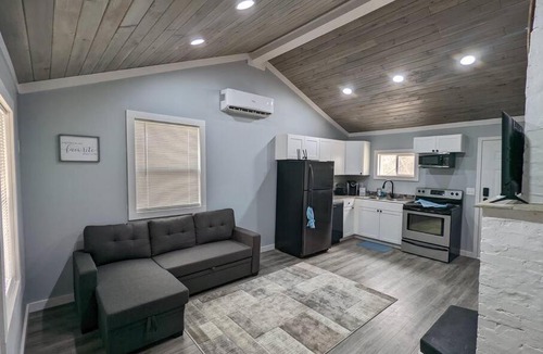 Summerlee House | Summerlee Suite - Beautiful Remodeled Farmhouse