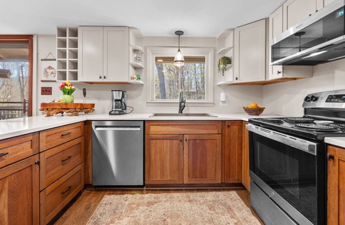Linville Falls Cabin | Sunalee Log Cabin - 2 bedrooms - Minutes to Linville Falls - Pet Friendly Yard!