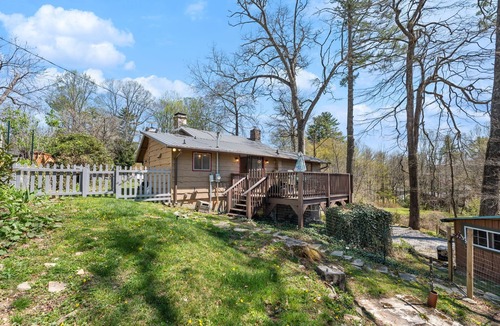 Linville Falls Cabin | Sunalee Log Cabin - 2 bedrooms - Minutes to Linville Falls - Pet Friendly Yard!
