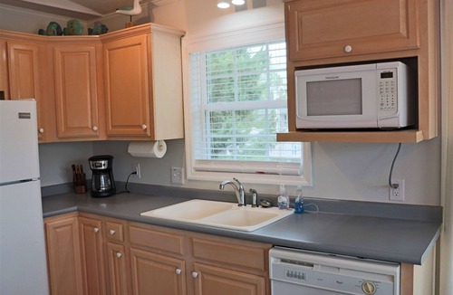 The Point House | Sunny 3BR Beach Home, Deck, Outdoor Shower-Discounted for June & July