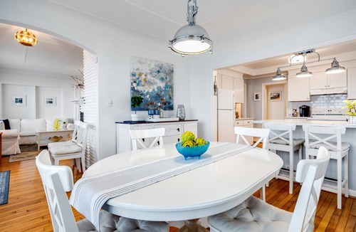 Leamington House | Sunroom Shores Lake House 3 BDRM Retreat