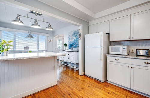 Leamington House | Sunroom Shores Lake House 3 BDRM Retreat