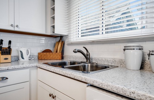 Leamington House | Sunroom Shores Lake House 3 BDRM Retreat