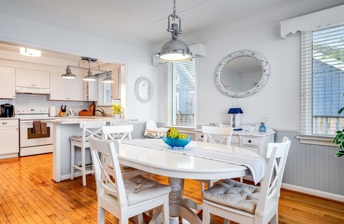 Leamington House | Sunroom Shores Lake House 3 BDRM Retreat