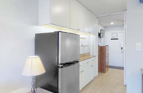 North Shore Condo | Sunset Landing - Waterfront condo with lake-view deck, tennis court & pool