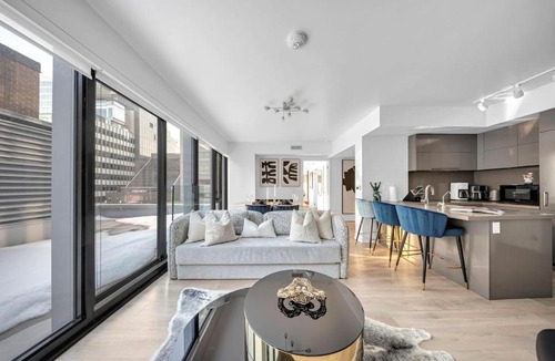 Bloor-Yorkville Apartment | Sunston Haven Yorkville sleeps 6!