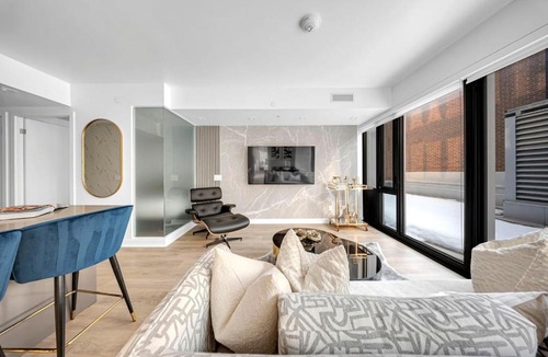 Bloor-Yorkville Apartment | Sunston Haven Yorkville sleeps 6!