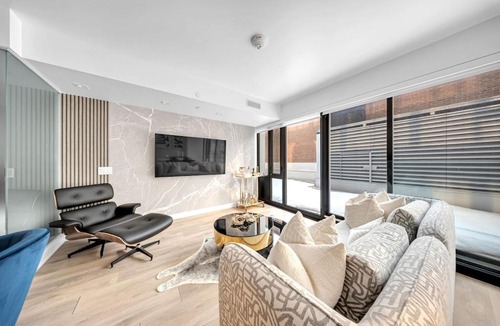 Bloor-Yorkville Apartment | Sunston Haven Yorkville sleeps 6!