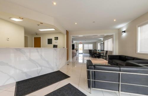 Golden Hotel | Super 8 by Wyndham Golden
