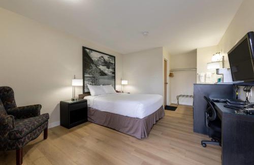 Golden Hotel | Super 8 by Wyndham Golden