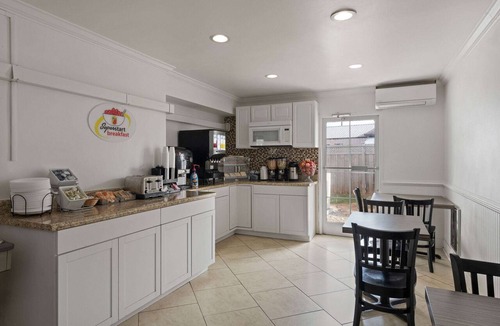 Seven Oaks Hotel | Super 8 by Wyndham Harbison/Parkridge Hospital