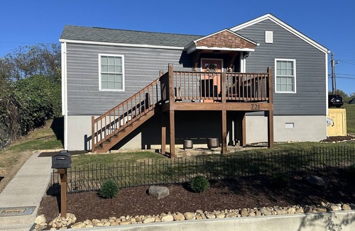 Kingsport House | ★ Superhost Rated ★ Lily of the Valley Retreat - Steps to Downtown